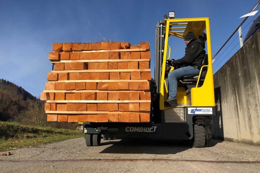 COMBILIFT MR4 2500-3000kg - Le chariot élévateur multidirectionnel agile